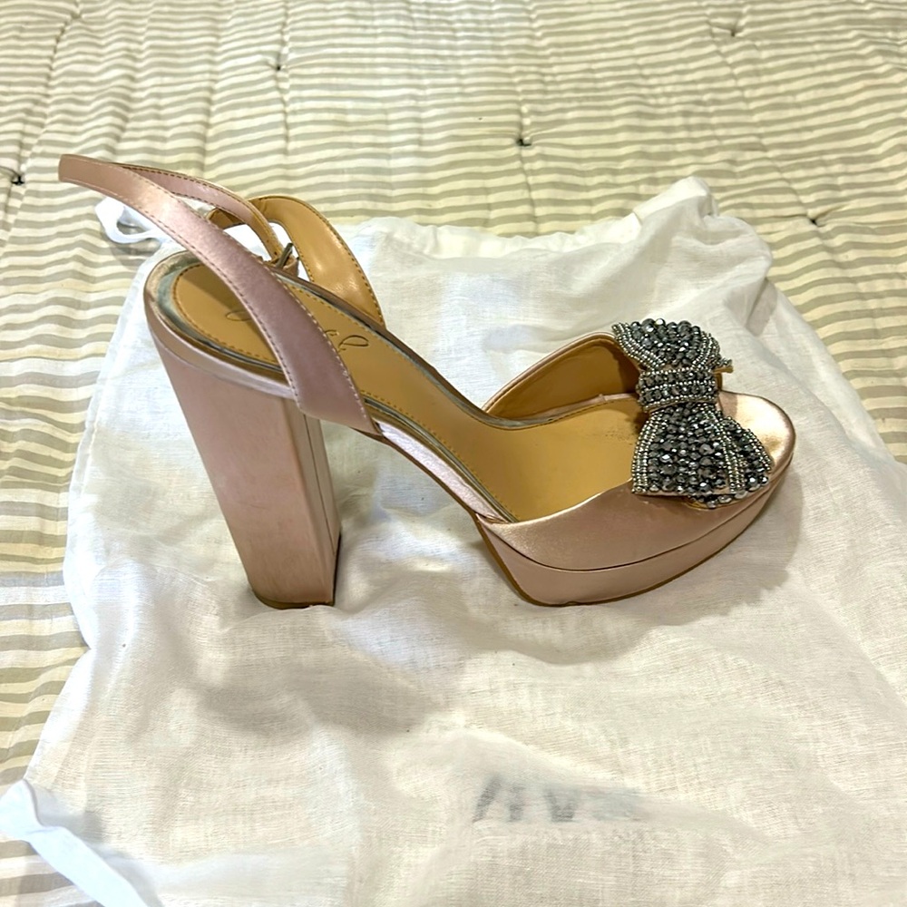 Badgley mischka pink satin platform sandals w/ beaded bows size 8.5